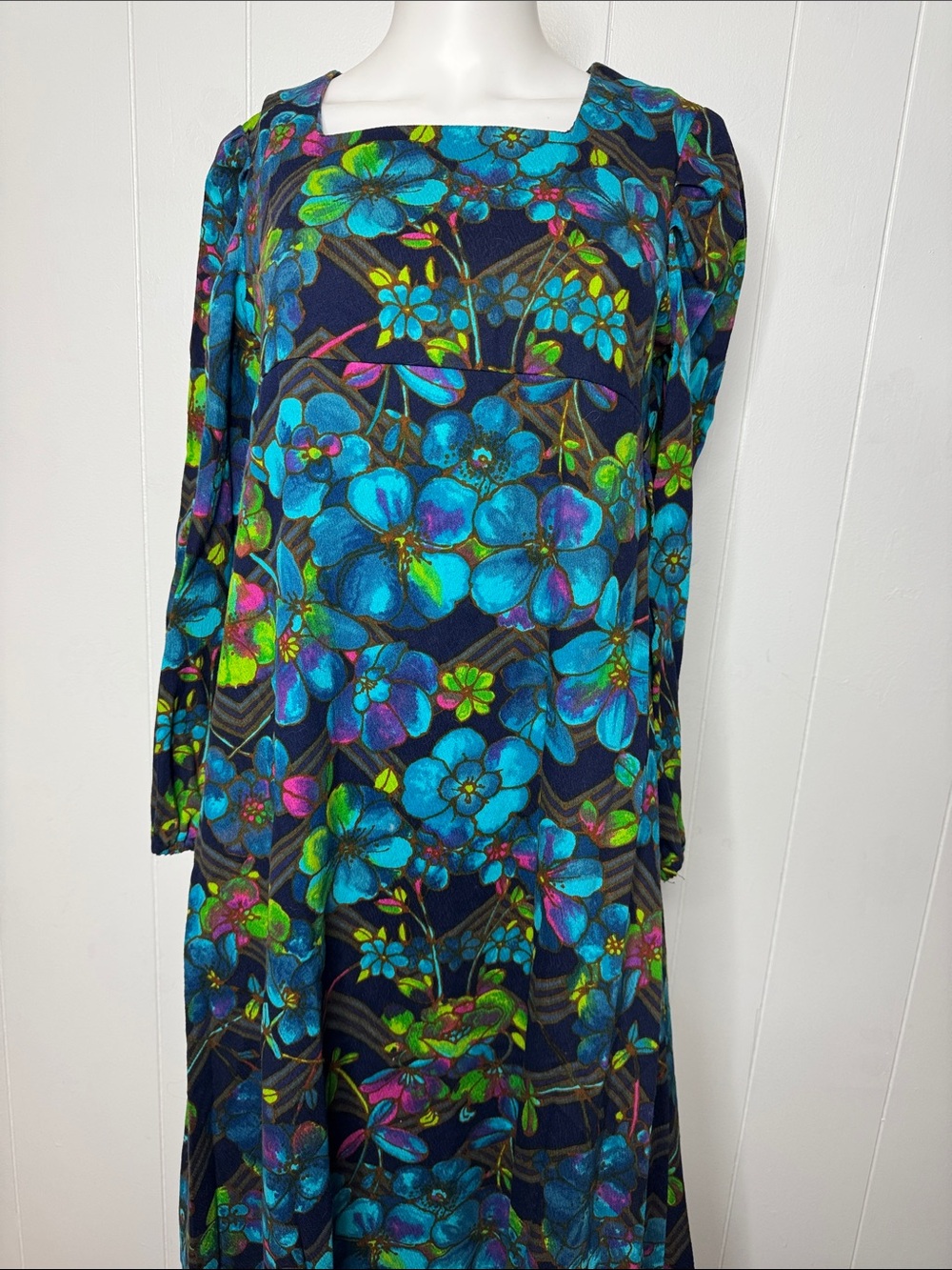 Vintage long dress approx size 6 Hawaiian bold colors